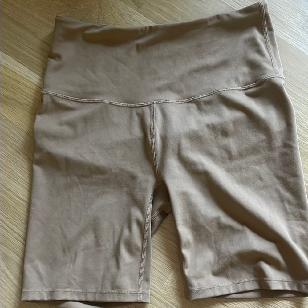 Varley “let’s move” 7” beige/tan biker shorts, Sz Medium